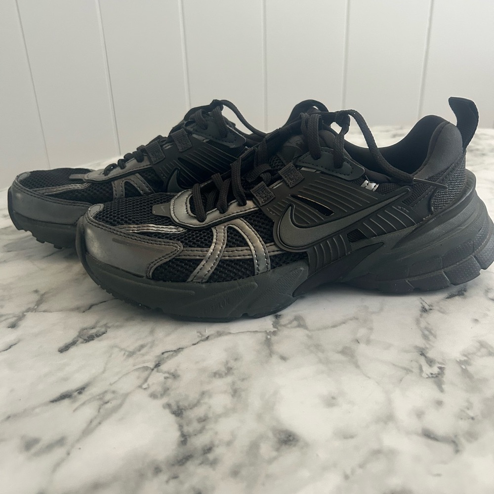 Women’s Nike V2K Run Black / Anthracite shows